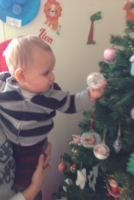 Noé met sa boule au sapin