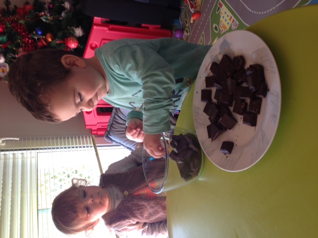 preparation des bonbons en chocolat Louise et Thomas